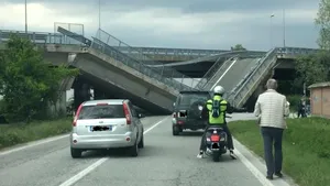 FOTO O rampă de beton s-a prăbuşit pe un drum din Italia, strivind o maşină a carabinierilor - presă