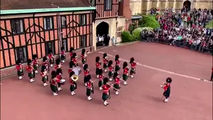 Noul bebeluş regal | Cum a fost sărbătorită naşterea fiului prinţului Harry de Garda Regală de la palatul Windsor. VIDEO