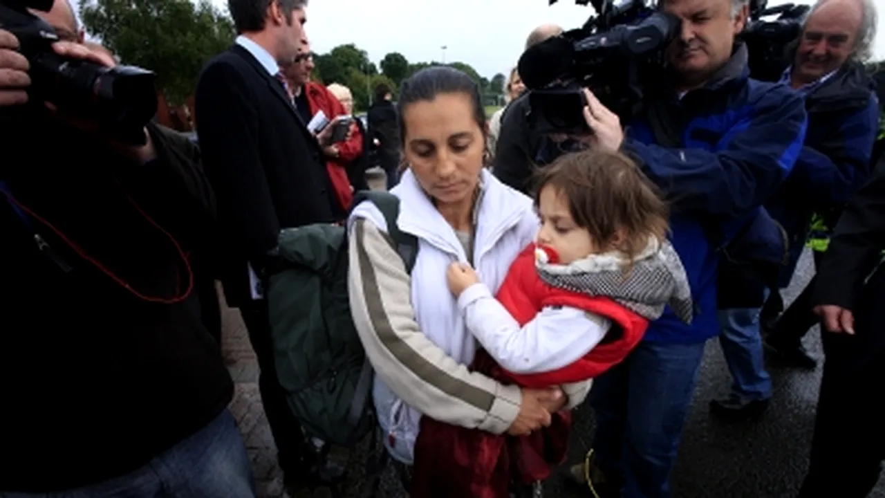 Presa britanică vorbeşte despre sărăcia care îi aşteaptă în România pe romii plecaţi de la Belfast