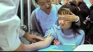 Adolescenta cu chip de bătrână a primit o nouă înfăţişare. Boala cumplită care i-a desfigurat faţa