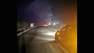 Camion încărcat cu lemne, cuprins de flăcări pe un drum naţional din judeţul Gorj. FOTO, VIDEO
