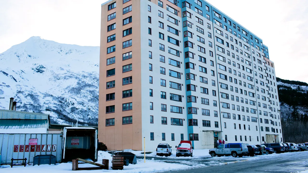 VIDEO Toţi locuitorii unui stat din Alaska locuiesc în aceeaşi clădire. Care este motivul