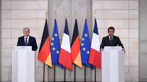 Emmanuel Macron salută 