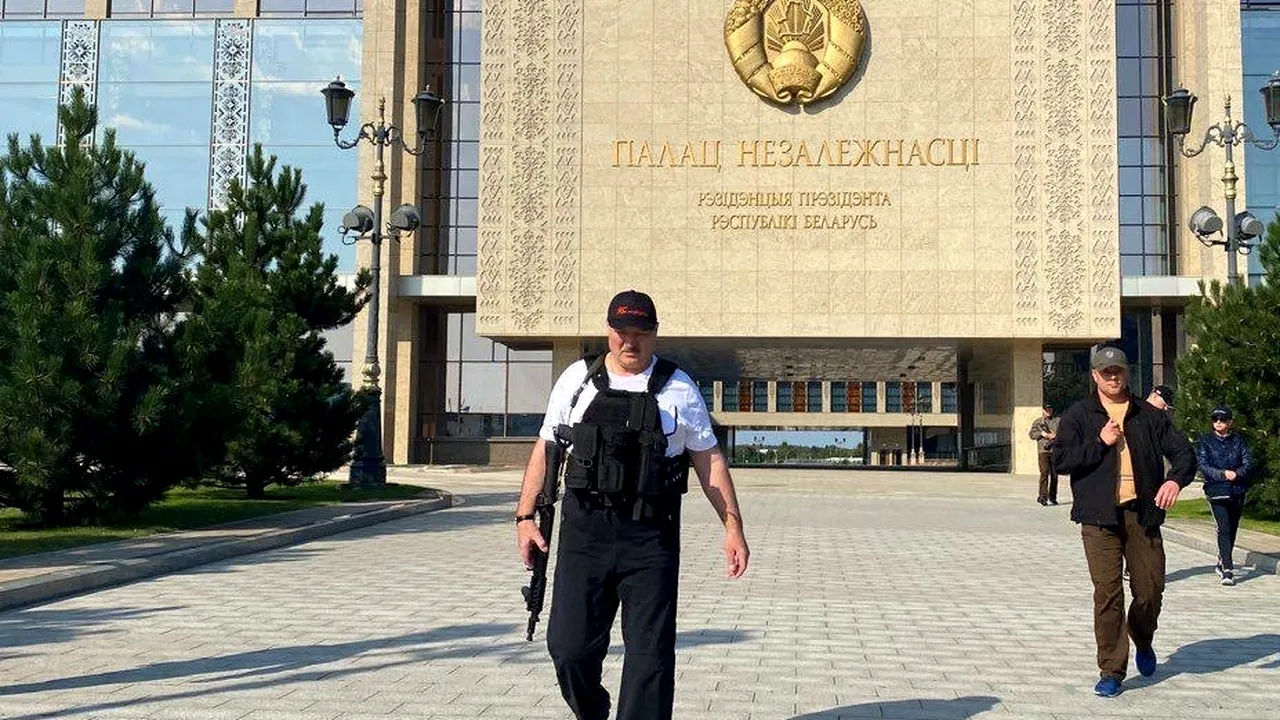 Protestele masive continuă în Belarus. Zeci de mii de oameni pe străzi, în timp ce Lukaşenko s-a afişat din nou cu arma în public 