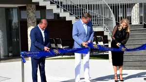Preşedintele Iohannis, la inaugurarea unui mare club privat de golf din România: Prin această facilitate, România realmente ajunge pe harta golfului mondial - GALERIE FOTO