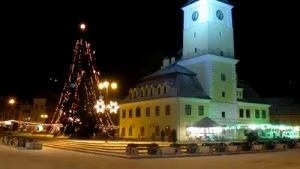 În locul bradului prăbuşit în Piaţa Sfatului din Braşov va fi amplasat altul mai mic