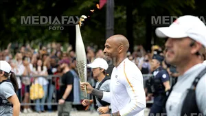 Franţa sărbătoreşte Ziua Naţională cu Torţa Olimpică pe fondul crizei politice