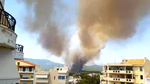 VIDEO Incendiu scăpat de sub control, în Grecia. Flăcările se extind în nordul Atenei