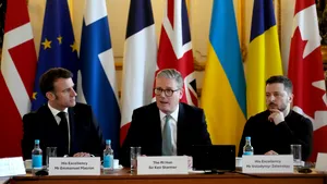 Întâlnirea care ar putea decide războiul. Zelenski, Macron și Starmer ar urma să meargă împreună la Washington săptămâna viitoare