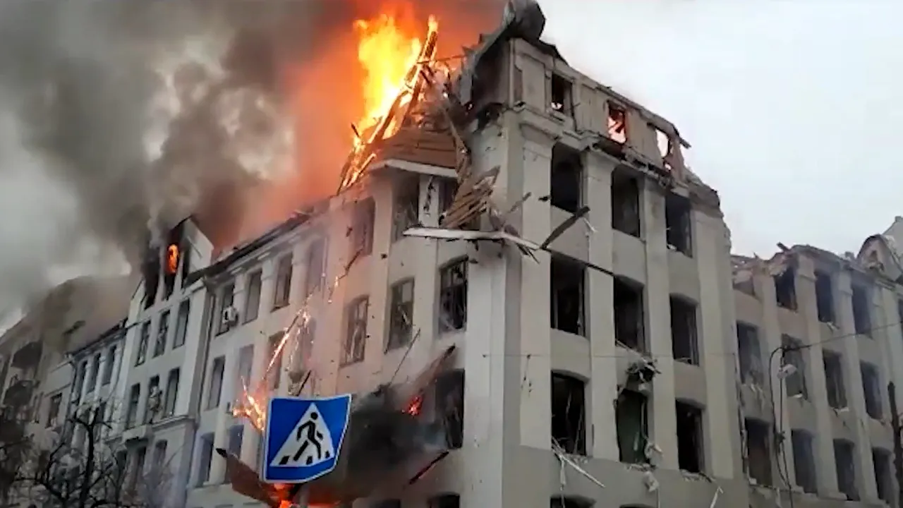 Războiul din Ucraina, a 64-a zi. Rusia denunţă o serie de explozii în sud. Regiunea Herson, ocupată de invadatori, va folosi rubla. Kievul a identificat 10 „măcelari” de la Bucea. Atac „barbar” asupra capitalei. Paradă anulată de 9 mai şi schimb de prizonieri. Cât se estimează că va mai dura conflictul