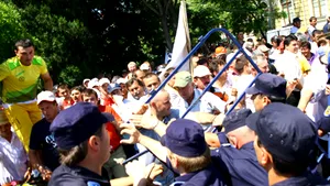 Altercaţii între fermieri şi jandarmi în timpul protestelor din faţa Guvernului - VIDEO şi GALERIE FOTO