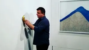 Momentul în care banana vândută cu 120.000 de dolari a fost mâncată de un artist - VIDEO