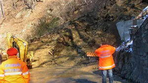 Pericol pentru şoferii care circulă pe Defileul Jiului. Pe sensul de mers Petroşani - Târgu Jiu cad bolovani