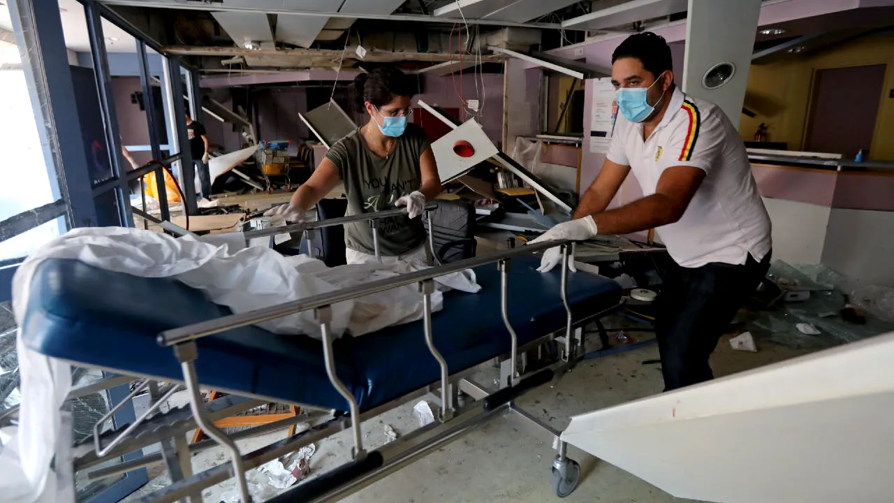 Pereţii unui centru medical din apropierea portului Beirut se prăbuşesc peste personal şi pacienţi
