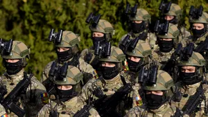 MApN, despre serviciul militar voluntar: Este un proiect de patru luni, pentru femei şi bărbaţi între 18 şi 35 de ani, care vor fi plătiţi cu până la 3200 de RON pe lună. După stagiu, vor primi un stimulent de trei salarii brute