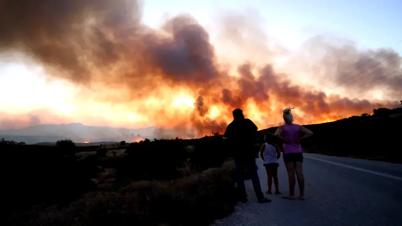 Pompierii români au intervenit toată noaptea pentru stingerea incendiilor de vegetație, în Grecia