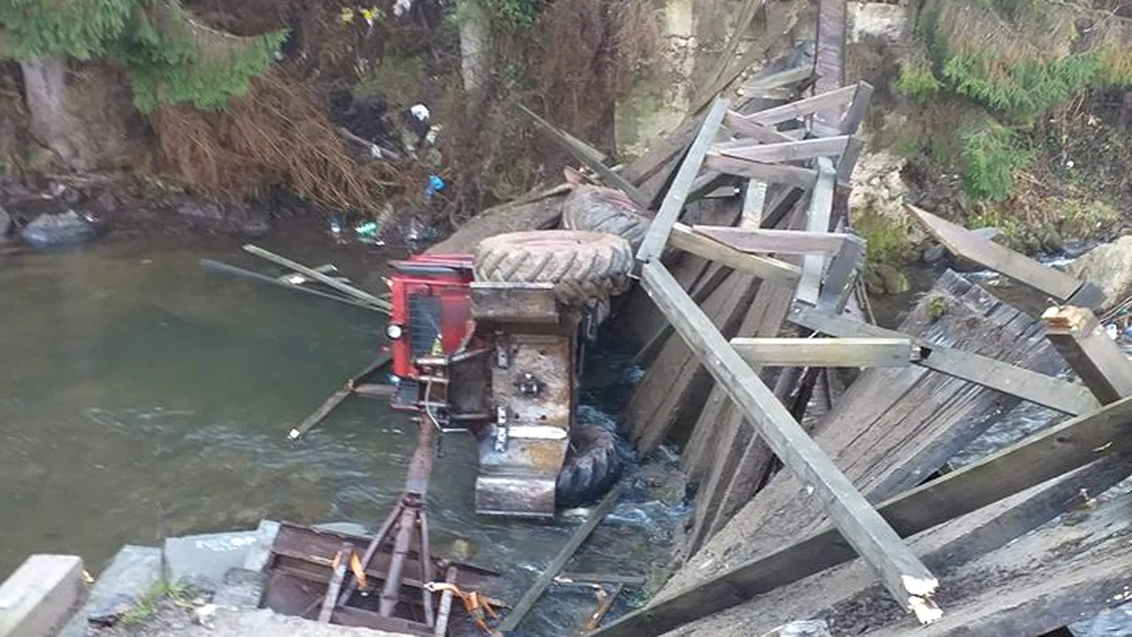 Un utilaj care a vrut să treacă peste un pod de lemn, în Munţii Apuseni, s-a prăbuşit în apă