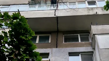 UPDATE Crăpătură între două scări ale unui bloc cu risc seismic din Sectorul 6. Locatarii, evacuați preventiv. Nu e clar dacă incidentul s-a produs în urma seismului din această săptămână / Anunțul lui Raed Arafat