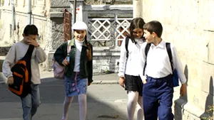 Unele cazuri de violenţă în şcoli, cauzate de plecarea părinţilor în străinătate