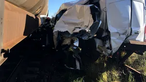 Accident feroviar la Braşov: Maşină de transport, lovită de un tren încărcat cu motorină 