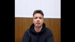 VIDEO Jurnalistul Roman Protasevici apare într-un video cu vânătăi pe faţă şi spune că este „tratat bine”