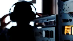 Românii aflaţi în izolare şi carantină vor fi monitorizaţi electronic