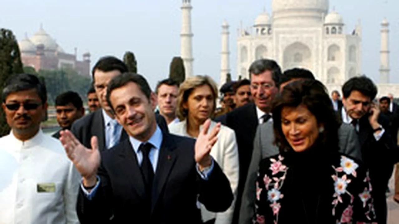 Sarkozy a vizitat mausoleul Taj Mahal fără Carla Bruni