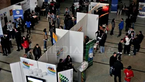 Târg de joburi pentru studenţi: oferte puţine, interes redus şi gânduri de emigrare