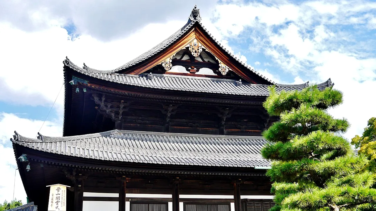 Cea mai veche toaletă din Japonia, deteriorată de o maşină condusă de un şofer neatent 
