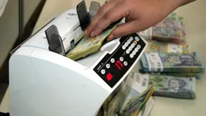 Cursul de schimb urcă spre 3,7 lei/euro