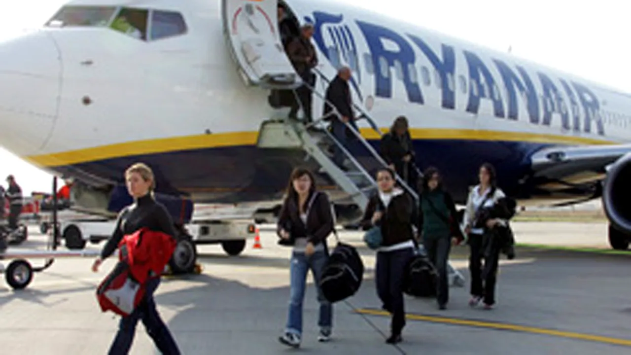 Ryanair, amendată în Italia pentru că nu a ajutat pasagerii blocaţi de norul vulcanic