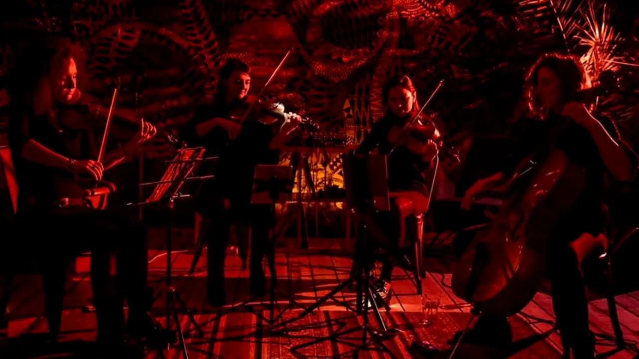 Piese celebre, reinterpretate la instrumente clasice, au răsunat in centrul Constanţei

