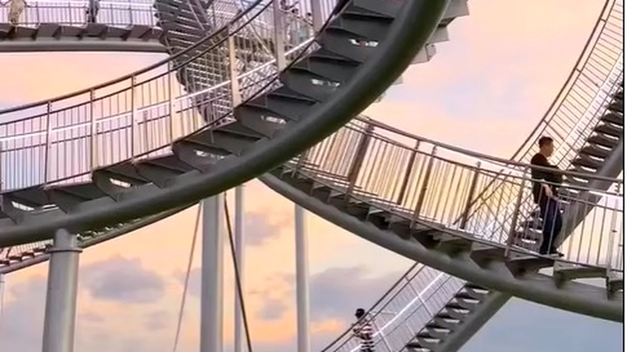 Imagini spectaculoase cu cel mai mare rollercoaster pietonal din lume 
