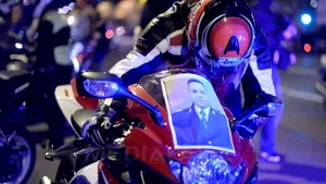 Aproximativ 300 de motociclişti au aprins lumânări la locul unde a murit poliţistul Bogdan Gigină - FOTO