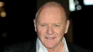 Anthony Hopkins: „Privesc în urmă și îmi amintesc de acel copil sărman și mă întreb: cum s-au întâmplat toate acestea?