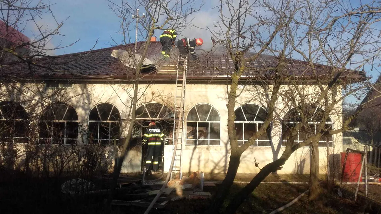 Incendiu cu degajări mari de fum într-o casă din Botoşani. Ce a declanşat focul. FOTO