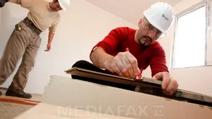 REPORTAJ: Tânăra din Buzău care a returnat un portofel cu 1.000 lei va avea o casă nouă până la Crăciun. Membrii trupei Voltaj ajută la construirea locuinţei - FOTO