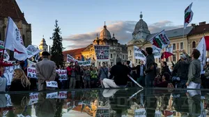 PROTEST DE AMPLOARE la Cluj-Napoca: Peste 6.000 de persoane au blocat traficul în centrul oraşului. Soţia primarului Emil Boc, între manifestanţi