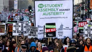 Mii de studenţi au protestat la Londra faţă de taxele de şcolarizare