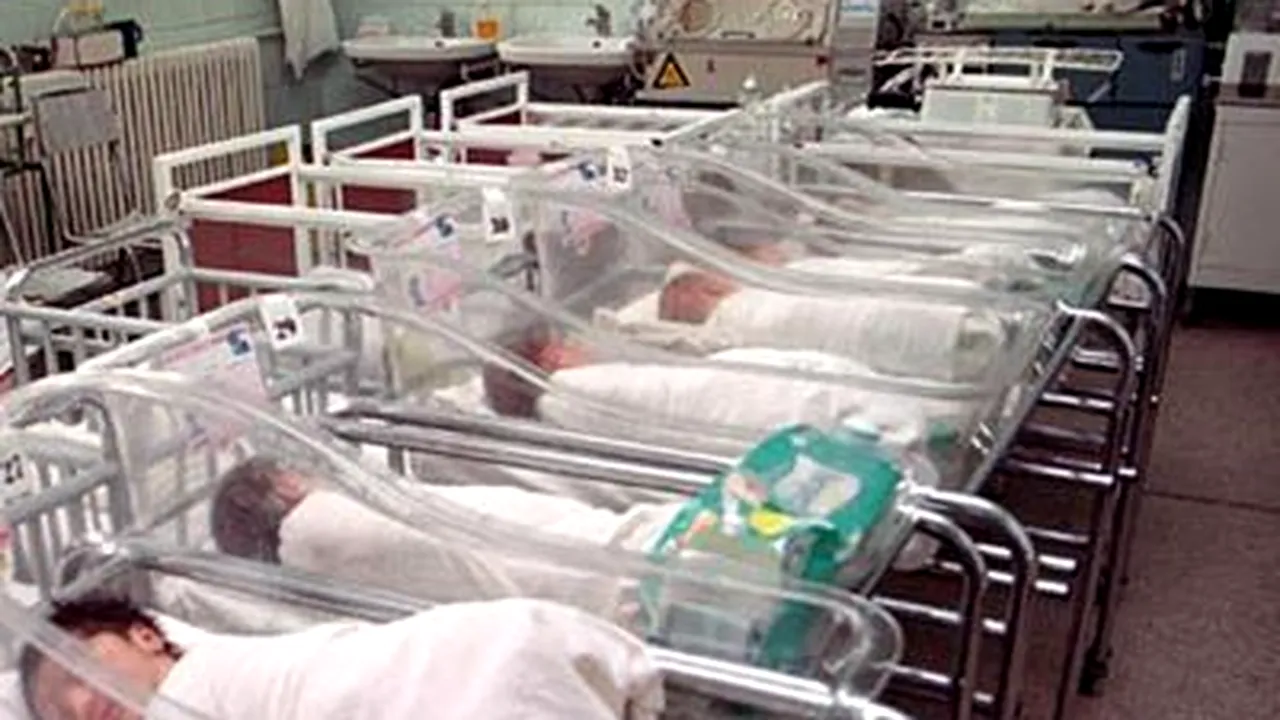 Bebeluşul uitat în incubator e stabil, respiră singur