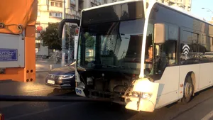 Autobuz lovit de o maşină în centrul Capitalei: Trei oameni au fost răniţi. Traficul în zonă, restricţionat | FOTO