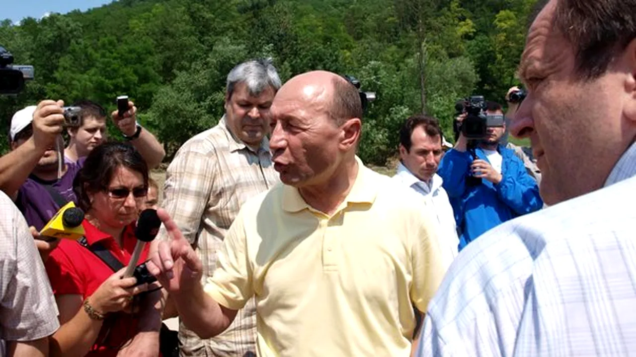 Băsescu unui reprezentant al unei firme care lucrează la digul din Doljeşti: Ne luăm de ciuf