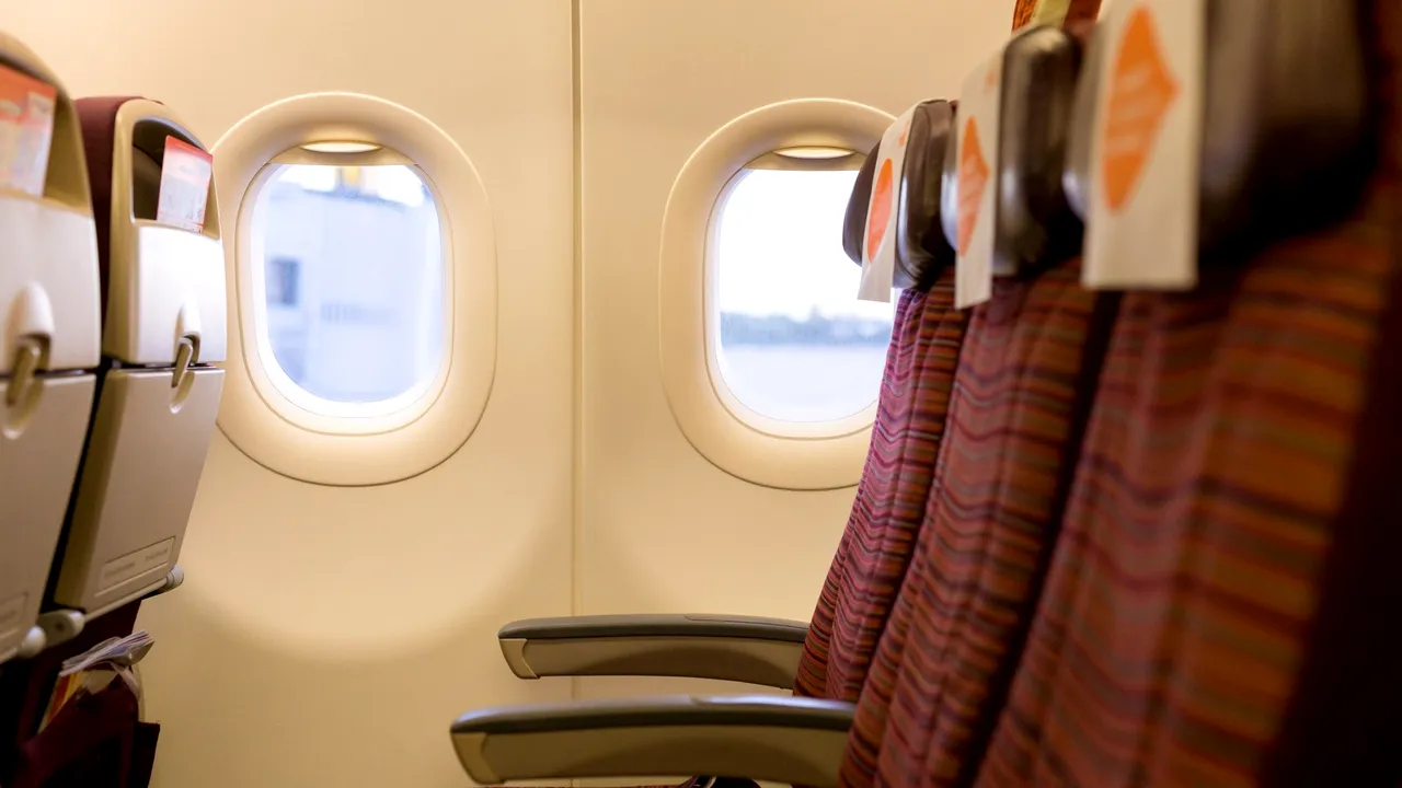 170 de pasageri furioşi au făcut scandal pe aeroportul Otopeni deoarece avionul a întârziat 8 ore