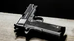 Un bărbat beat din Giurgiu și-a amenințat iubita cu un pistol