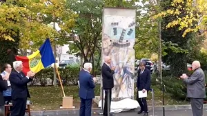 30 de ani de la căderea Zidului Berlinului: O bucată din zid, dezvelită şi amplasată în Parcul Academiei Române - FOTO, VIDEO