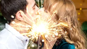 Sărutul, interzis la trecerea dintre ani. Restricţiile din Marea Britanie pun capăt tradiţiei de Revelion