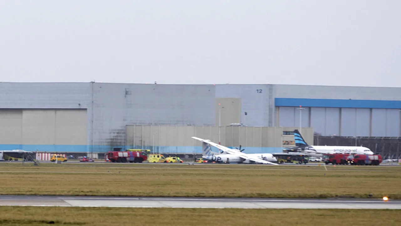 VIDEO Trenul de aterizare al unui avion de pasageri a cedat pe aeroportul din Amsterdam 