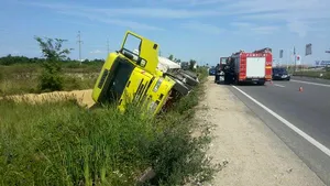 Un TIR încărcat cu cereale s-a răsturnat pe DN 65B. Cei doi bărbaţi din cabină erau băuţi
