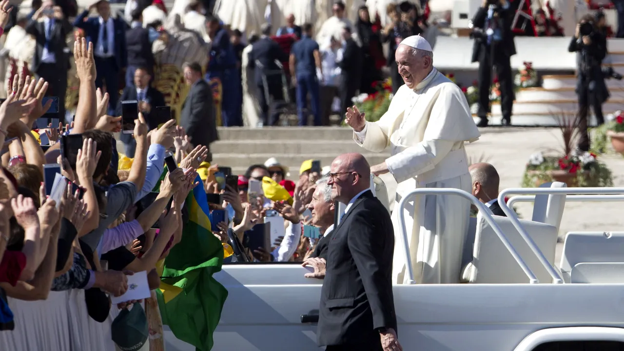 De la filme documentare, la benzi desenate. Papa Francisc, eroul religios îmbrăţişat de cultura pop