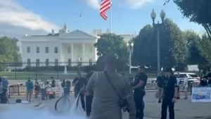 Bărbat arestat după ce a ars un steag american în semn de protest față de decretul lui Trump